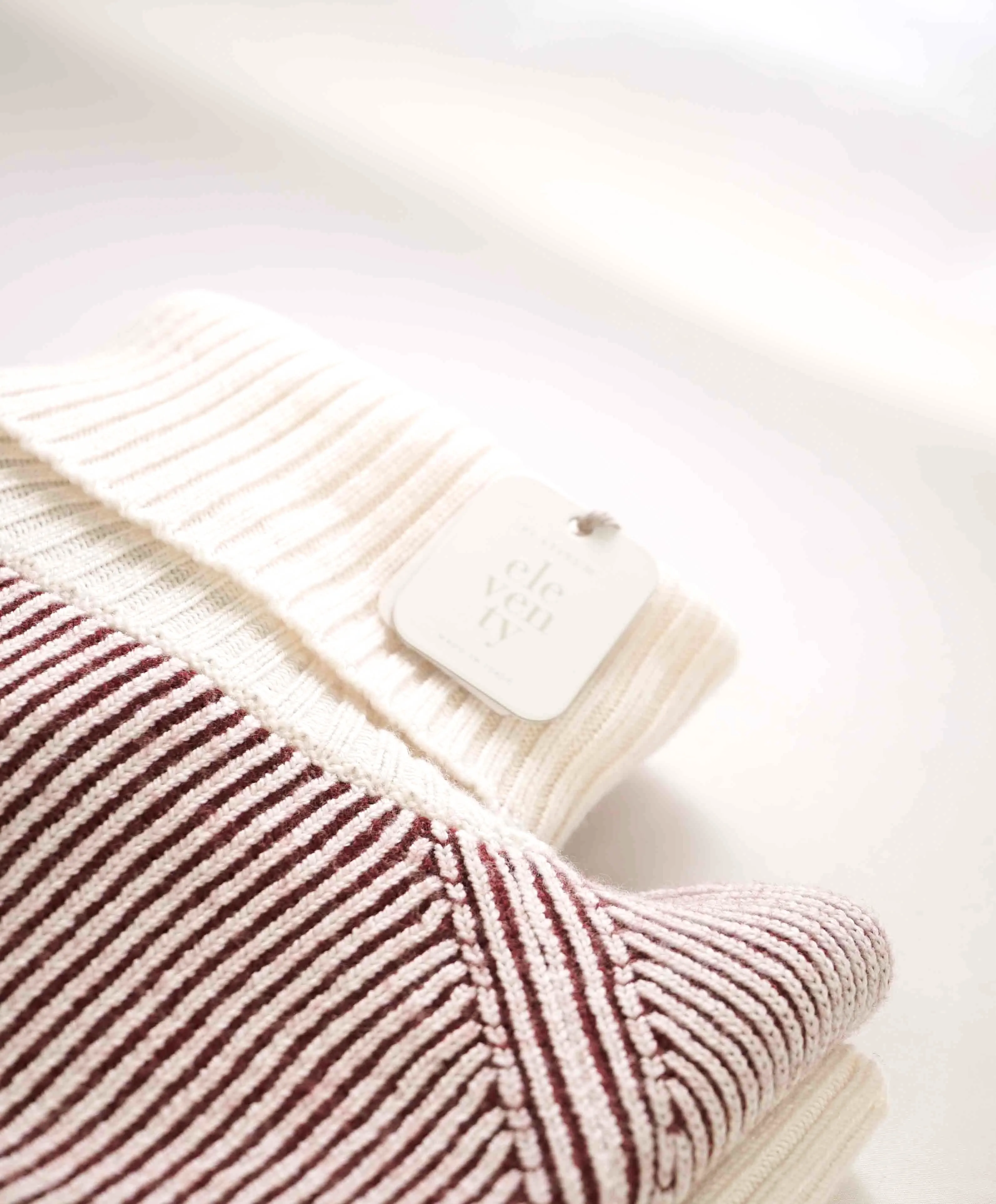 $745 ELEVENTY - Ivory & Burgundy Ribbed *PLATINUM* Wool Turtleneck Sweater - M