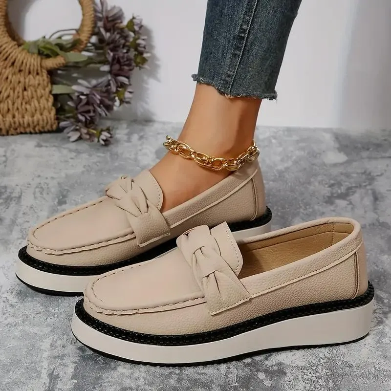 Grete - Reliable non-slip flat ankle shoes with round toe