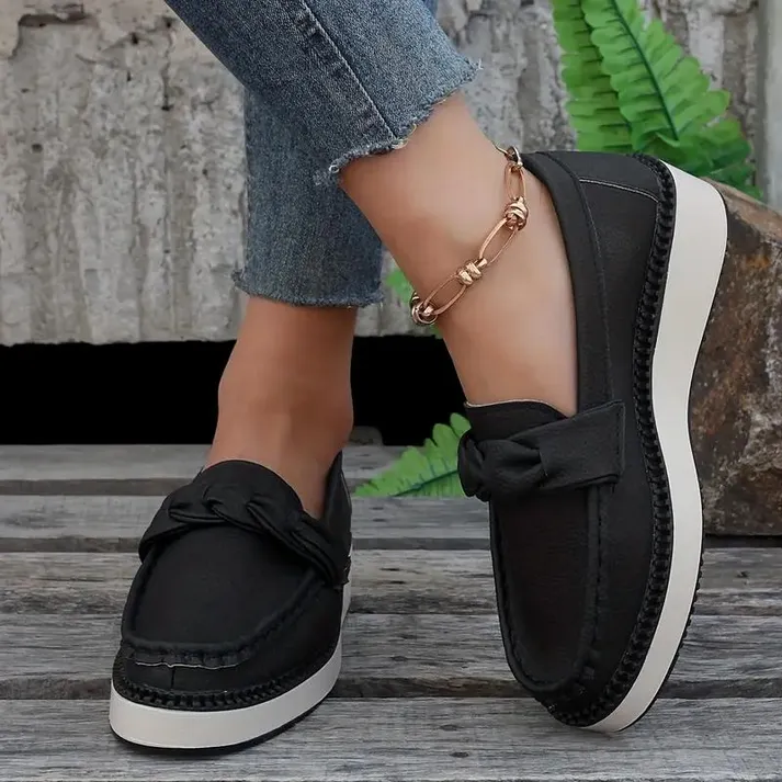 Grete - Reliable non-slip flat ankle shoes with round toe
