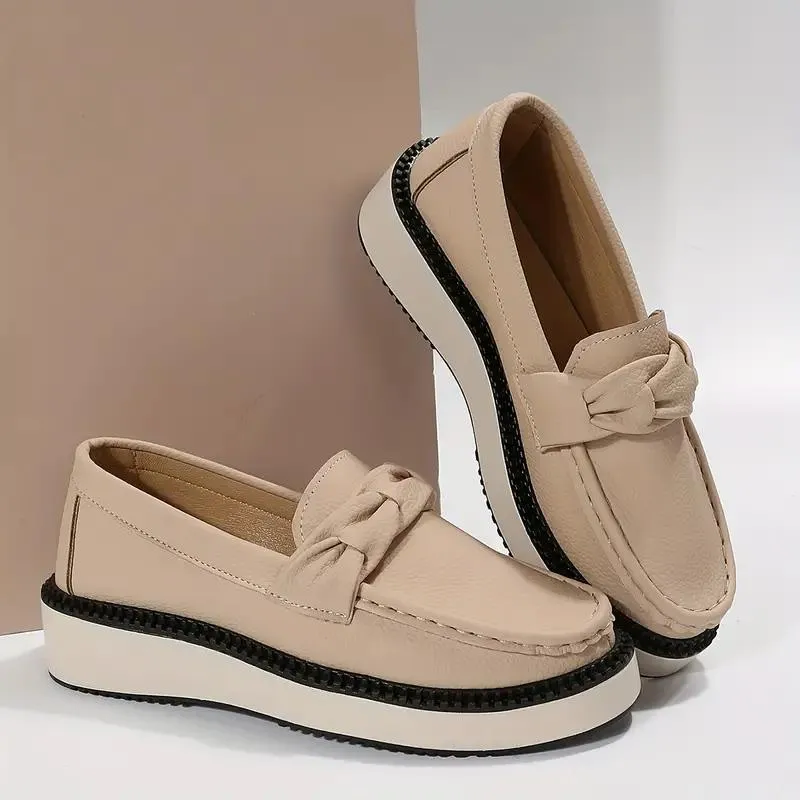 Grete - Reliable non-slip flat ankle shoes with round toe