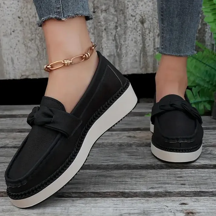 Grete - Reliable non-slip flat ankle shoes with round toe