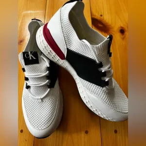 NEW Calvin Klein men’s Arnel Sneakers. SZ 11