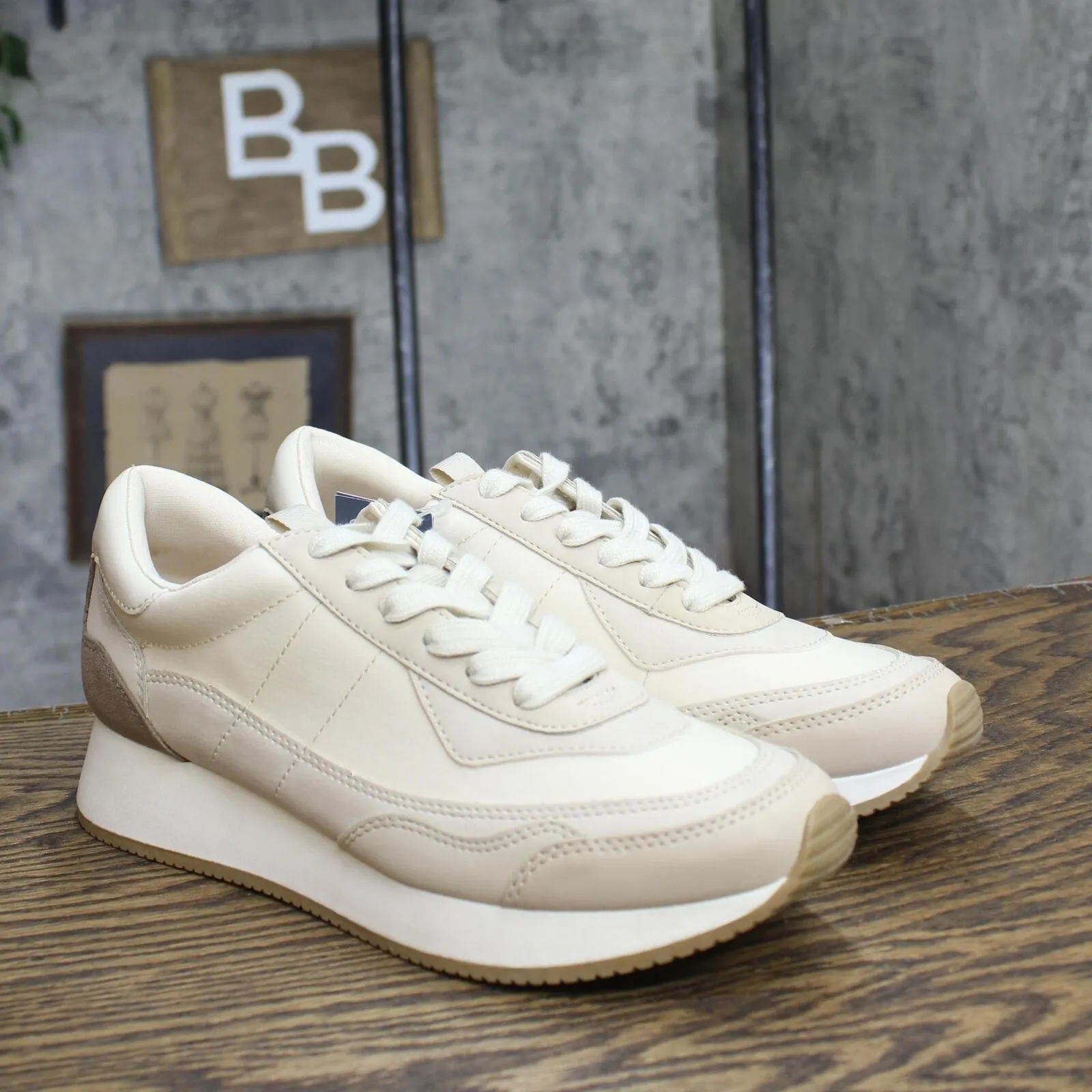 Universal Thread Courtney Sneakers with Memory Foam Insole Light Beige Brown 8M