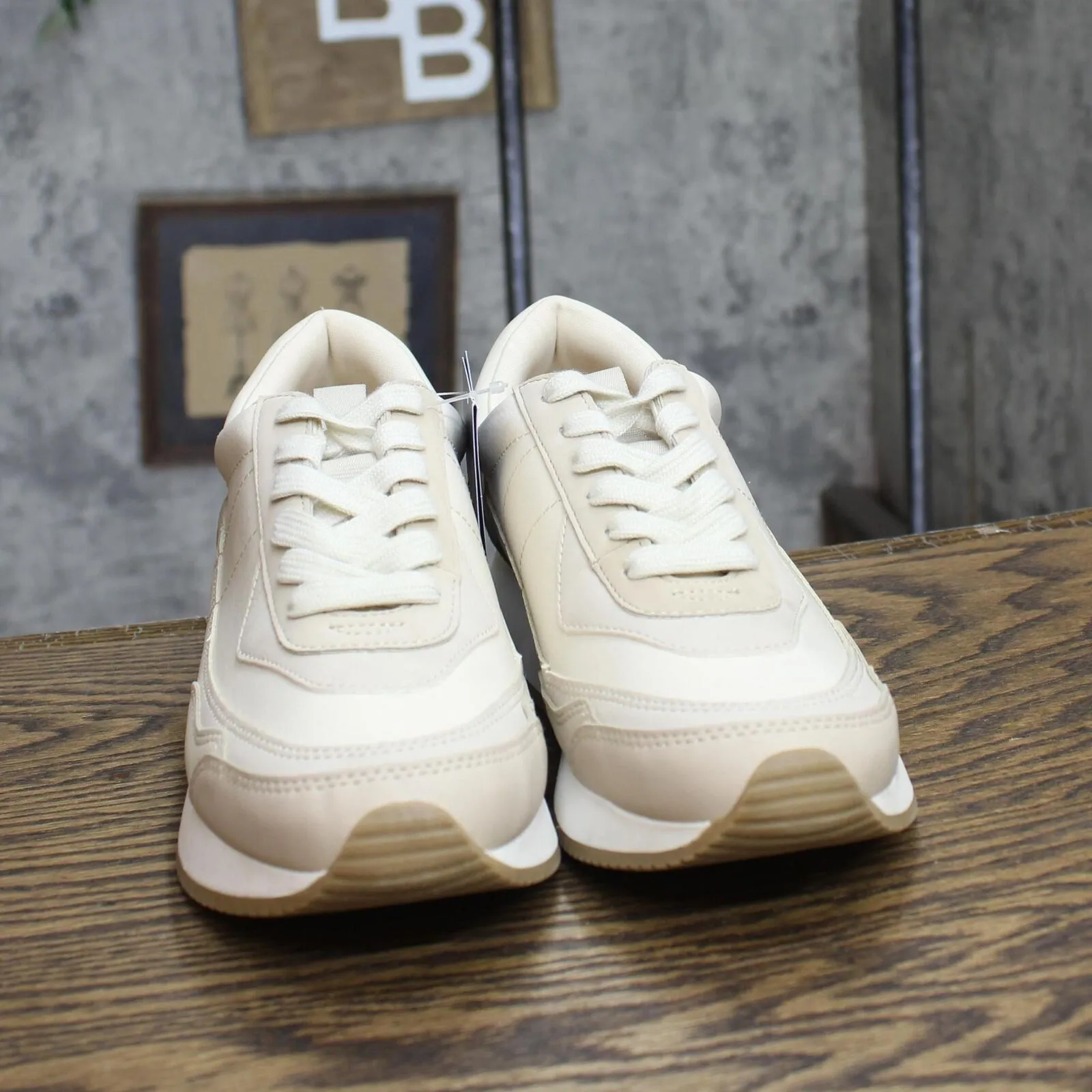 Universal Thread Courtney Sneakers with Memory Foam Insole Light Beige Brown 8M
